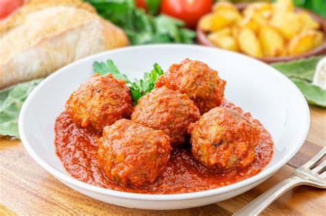Plato de albóndigas de pescado recién hechas con una guarnición de arroz blanco