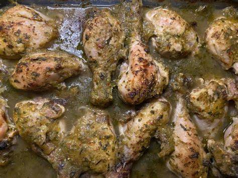 Muslos de pollo listos para servir en mesa