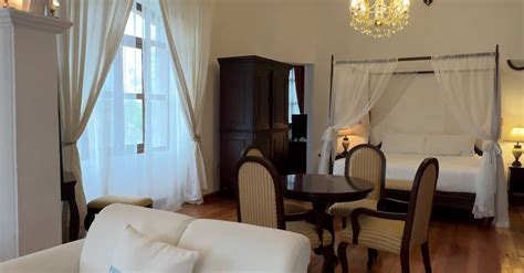 Habitación de hotel con decoración clásica y mobiliario funcional