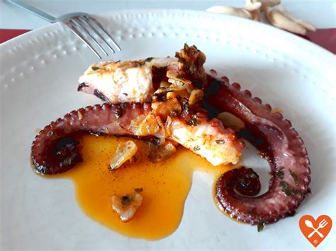 Patas de pulpo doradas a la plancha