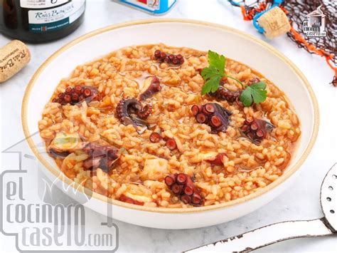 Plato de arroz de coliflor con pulpo fileteado