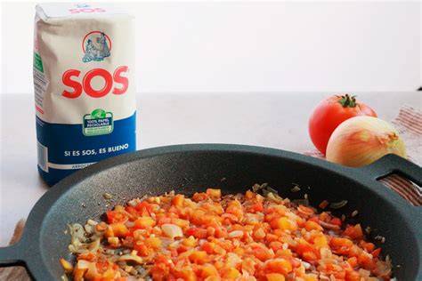 Proceso de sofrito de verduras para el arroz