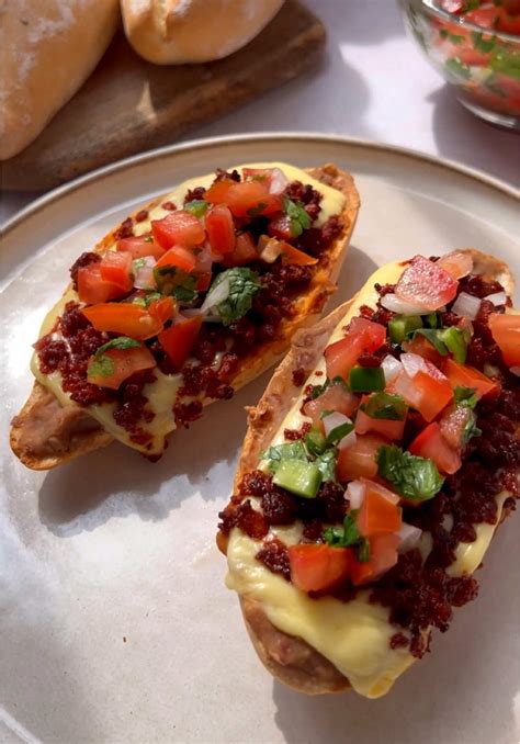 Variaciones de molletes con diferentes ingredientes