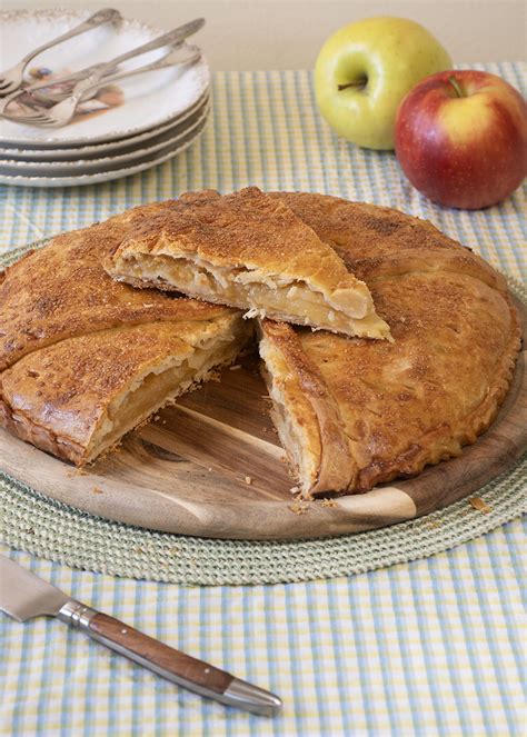 Corte transversal de la empanada de manzana mostrando el relleno tierno