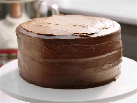 Ganache de chocolate cubriendo un pastel