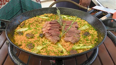 Plato de arroz con picaña en tiras listo para servir