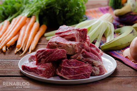 Preparación artesanal de caldo de carne a leña