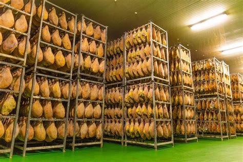 Interior de un secadero natural de jamones en Huelva