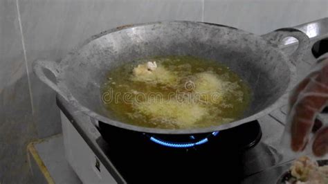 Proceso de fritura de pollo en sartén