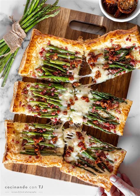 Hojaldre de espárragos con queso y jamón serrano