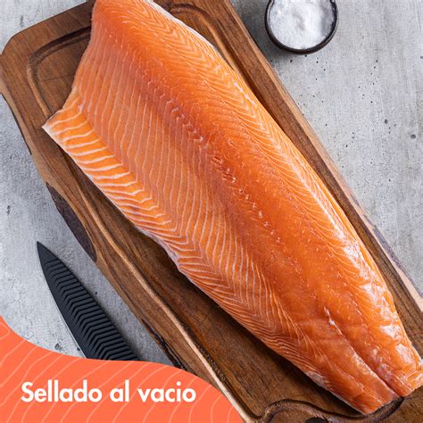 Salmón fresco antes de ser cortado