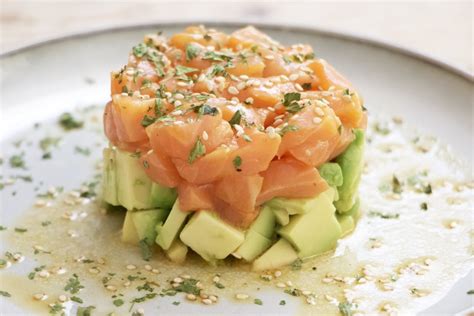 Tartar de salmón y aguacate en tostas como aperitivo