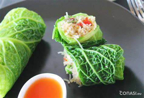 Rollitos de col rellenos con diferentes salsas