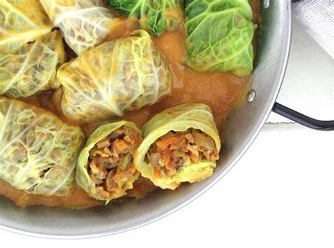 Rollitos de col rellenos de setas en salsa de calabaza