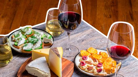 Tabla de maridaje de queso cheddar con frutas y vino