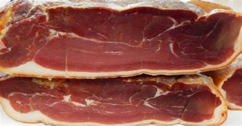 Jamón de cerdo crudo con los ingredientes para adobar