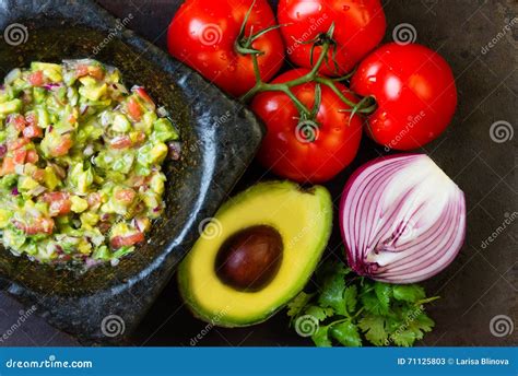 Guacamole fresco con aguacate, tomate y cebolla