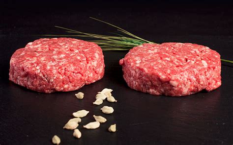 Proceso de elaboración de hamburguesas de ternera caseras con un aro de emplatar
