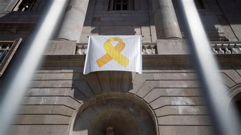 Lazos amarillos en edificios públicos