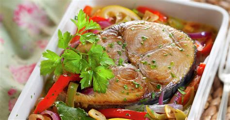 Plato de bonito en escabeche con cebolla y pimientos