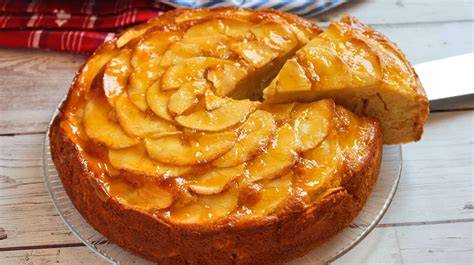 Tarta de manzana glaseada con mermelada