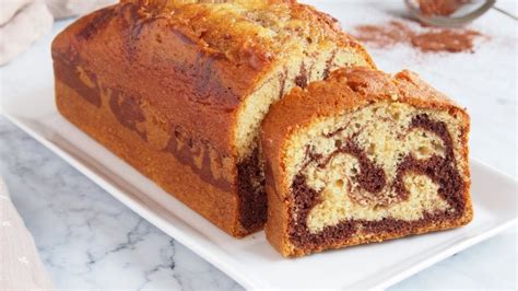 Budín de coco recién salido del horno