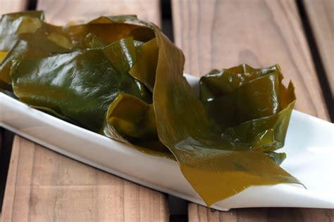 alga kombu en una olla con legumbres