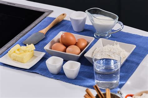 Ingredientes básicos de la masa choux: agua, mantequilla, harina y huevos