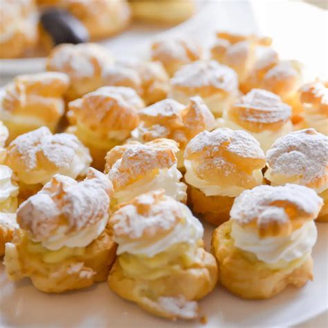 Profiteroles rellenos de crema pastelera y nata