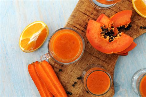 Jugo fresco de zanahoria y papaya en un vaso