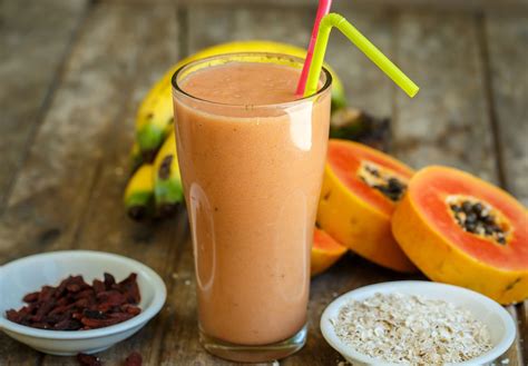 Licuado de papaya con avena en un vaso