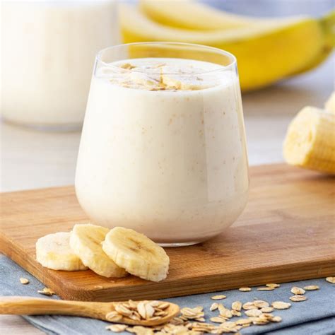 Licuado de zanahoria, plátano y avena en un vaso decorado