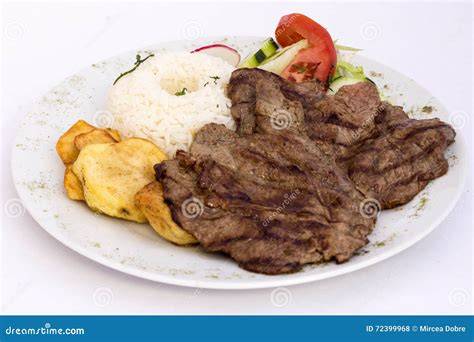 Plato de carne a la parrilla con guarnición de coliflor