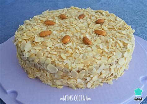 Tarta clásica rellena de crema de almendras y nata