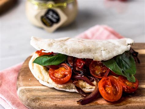 Hummus con pan de pita y verduras