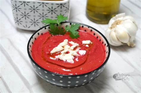 Gazpacho de remolacha en un bol