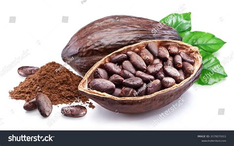Cacao crudo en polvo en un cuenco con granos de cacao enteros