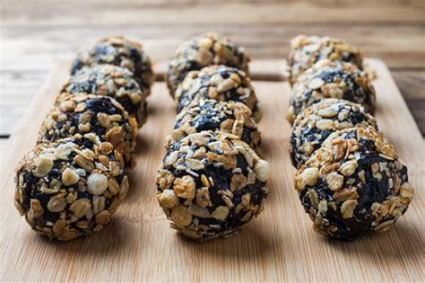 Bolas de energía hechas con cacao crudo y dátiles