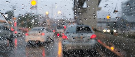 Coche de rally en condiciones de lluvia