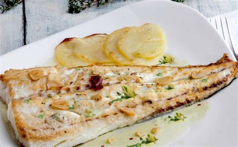 Plato de merluza a la donostiarra con ajos dorados y perejil