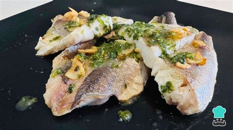 Ingredientes frescos para la merluza a la donostiarra