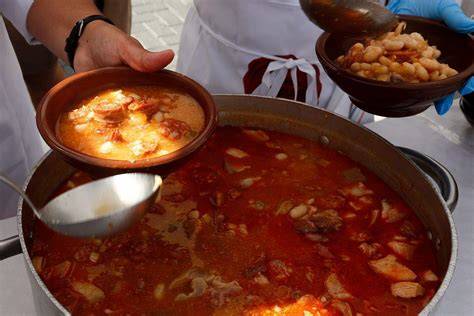 Detalle de los ingredientes tradicionales de la alubiada en putxera