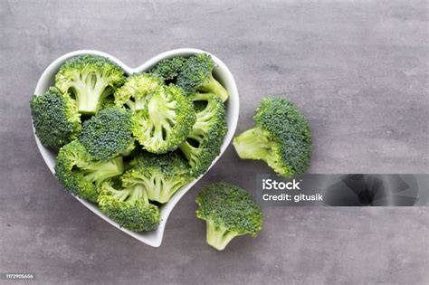Brócoli fresco en un cuenco