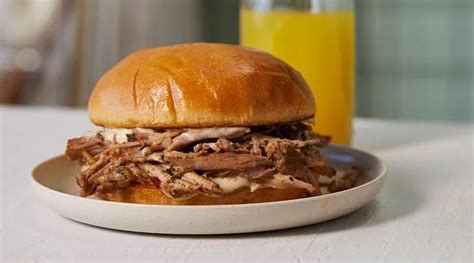 Sándwich de bondiola desmenuzada