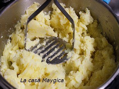 Papas cocidas siendo machacadas para puré