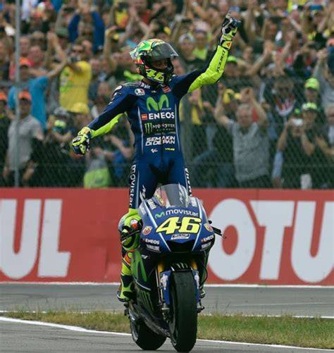 Valentino Rossi celebrando una victoria