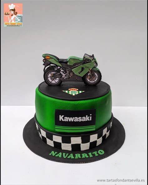 Detalle de una tarta con detalles de moto