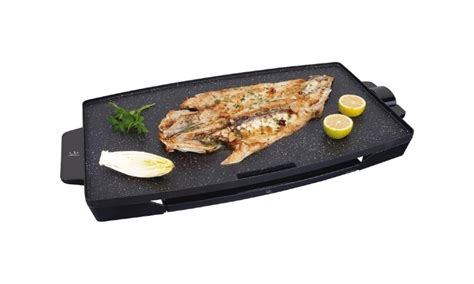 Variedad de alimentos cocinándose en una plancha de asar de mesa