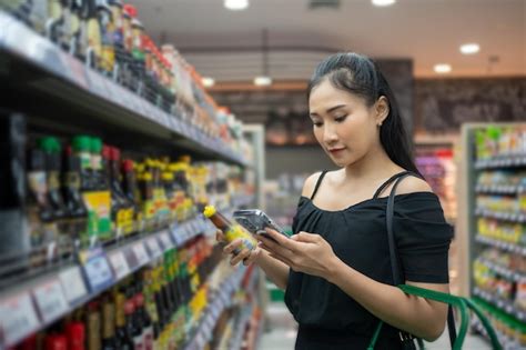 Mujer leyendo una etiqueta de un producto cosmético
