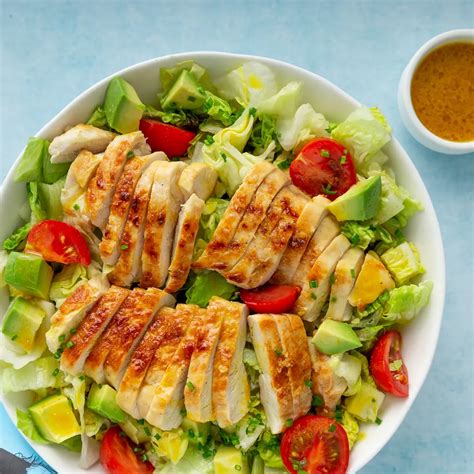 Ensalada de pollo con ricotta y tomates
